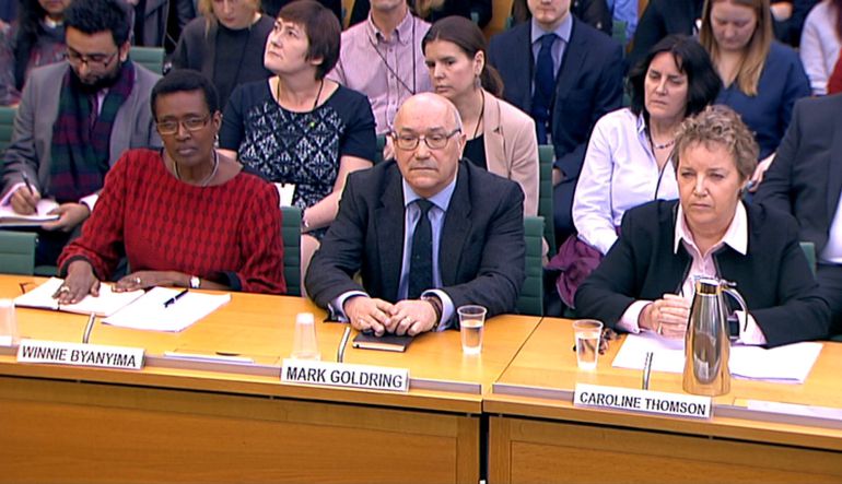 El director ejecutivo de Oxfam Mark Goldring, la directora internacional Winnie Byanyima y la presidenta Caroline Thomson ante el Parlamento británico. El director ejecutivo de Oxfam Mark Goldring, la directora internacional Winnie Byanyima y la presidenta Caroline Thomson ante el Parlamento británico.
