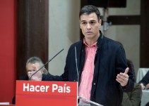 Sánchez busca la foto con todos los ex del PSOE un año después de que se alinearan con Susana Díaz