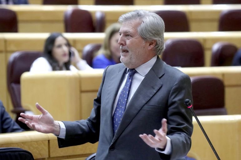 El ministro de Educación, Íñigo Méndez de Vigo, durante la sesión de control al Gobierno celebrada esta tarde en el pleno del Senado, en Madrid El ministro de Educación, Íñigo Méndez de Vigo, durante la sesión de control al Gobierno celebrada esta tarde en el pleno del Senado, en Madrid