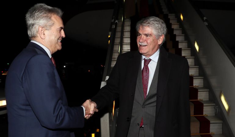 El ministro español de Asuntos Exteriores, Alfonso Dastis, es recibido por el embajador de España en Irán, Eduardo López Busquets a su llegada a Teherán. El ministro español de Asuntos Exteriores, Alfonso Dastis, es recibido por el embajador de España en Irán, Eduardo López Busquets a su llegada a Teherán.
