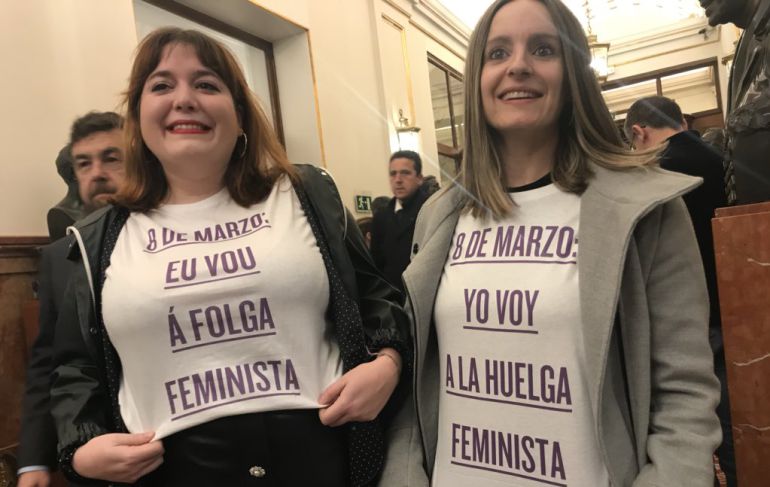 Dos diputadas de Unidos Podemos lucen sus camisetas. Dos diputadas de Unidos Podemos lucen sus camisetas.