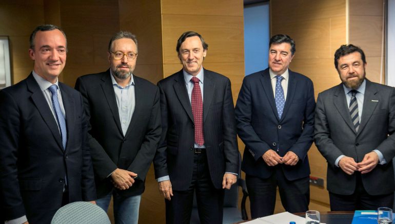 El portavoz del PP, Rafael Hernando junto al portavoz de Ciudadanos, Juan Carlos Girauta y el resto de asistentes a la reunión El portavoz del PP, Rafael Hernando junto al portavoz de Ciudadanos, Juan Carlos Girauta y el resto de asistentes a la reunión