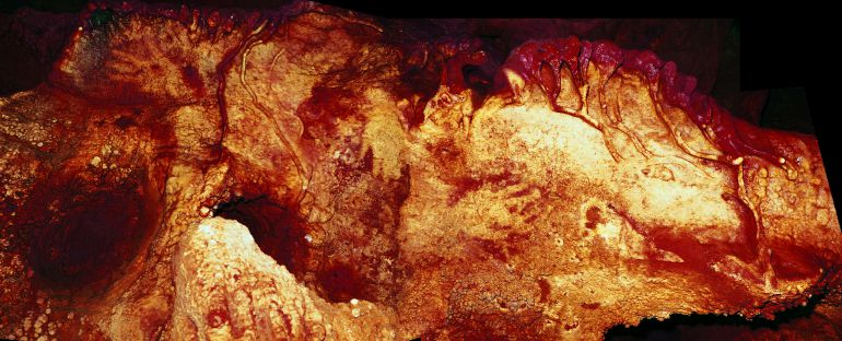 El panel 3 en la cueva de Maltravieso muestra 3 plantillas de mano (centro derecha, centro arriba y arriba a la izquierda). Uno ha sido datado hace al menos 66.000 años y debe haber sido hecho por un Neandertal.
El panel 3 en la cueva de Maltravieso muestra 3 plantillas de mano (centro derecha, centro arriba y arriba a la izquierda). Uno ha sido datado hace al menos 66.000 años y debe haber sido hecho por un Neandertal.