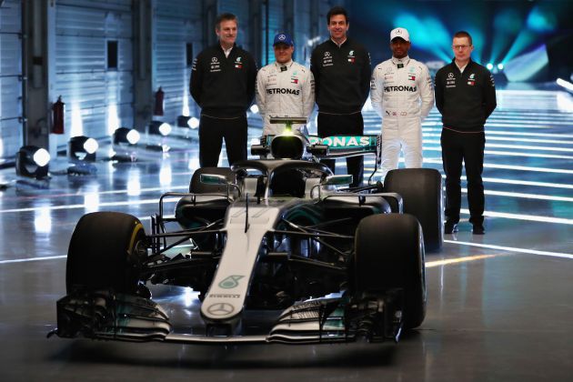 Hamilton y Bottas han presentado el Mercedes para el Mundial 2018. Hamilton y Bottas han presentado el Mercedes para el Mundial 2018.