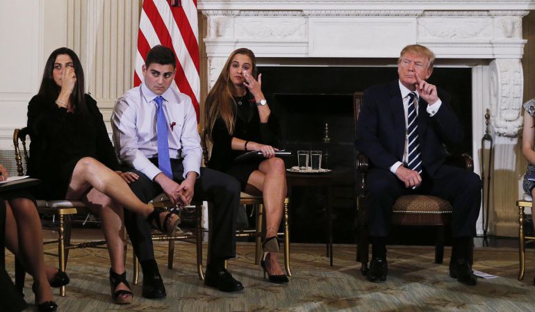 Donald Trump con algunos de los supervivientes de la matanza. Donald Trump con algunos de los supervivientes de la matanza.