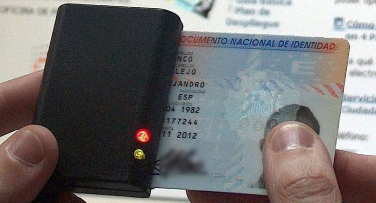 El Partido Popular pide por segunda vez retirar DNI a una anciana por no hablar castellano fluido. El Partido Popular pide por segunda vez retirar DNI a una anciana por no hablar castellano fluido.