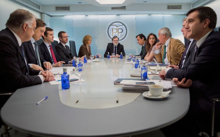 Fotografía facilitada por el PP, de su presidente, Mariano Rajoy (c), junto a la secretaria general, María Dolores de Cospedal (5i); el coordinador general, Fernando Martínez-Maillo (5d); los portavoces, Esteban González Pons (i), Rafael Hernando (2i) y José Manuel Barreiro (2d); los vicesecretarios generales, Pablo Casado (3i), Javier Maroto (4i), Andrea Levy (4d) y Javier Arenas (3d), y el jefe de Gabinete de la Presidencia del Gobierno, José Luis Ayllón (d), durante la reunión del Comité de Dirección Fotografía facilitada por el PP, de su presidente, Mariano Rajoy (c), junto a la secretaria general, María Dolores de Cospedal (5i); el coordinador general, Fernando Martínez-Maillo (5d); los portavoces, Esteban González Pons (i), Rafael Hernando (2i) y José Manuel Barreiro (2d); los vicesecretarios generales, Pablo Casado (3i), Javier Maroto (4i), Andrea Levy (4d) y Javier Arenas (3d), y el jefe de Gabinete de la Presidencia del Gobierno, José Luis Ayllón (d), durante la reunión del Comité de Dirección