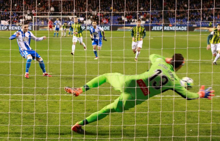 Diego López se estira para rechazar el penalti de Lucas Pérez Diego López se estira para rechazar el penalti de Lucas Pérez