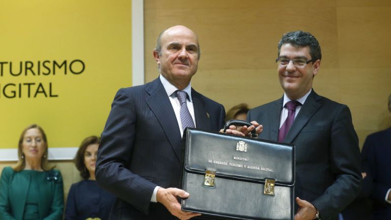 El ministro de Luis de Guindos (izquierda) traspasa la cartera de Energía a Alvaro Nadal en 2016 El ministro de Luis de Guindos (izquierda) traspasa la cartera de Energía a Alvaro Nadal en 2016