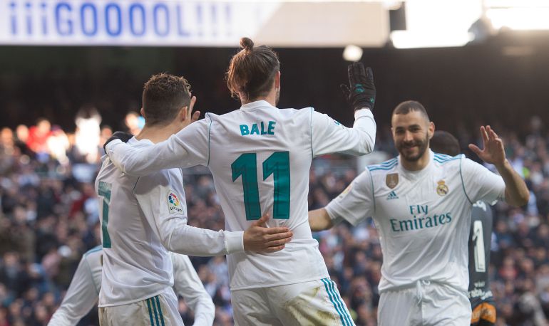 Cristiano Ronaldo, Bale y Benzema celebran un gol del Real Madrid en el encuentro entre el Real Madrid y el Alavés en el Santiago Bernabéu Cristiano Ronaldo, Bale y Benzema celebran un gol del Real Madrid en el encuentro entre el Real Madrid y el Alavés en el Santiago Bernabéu