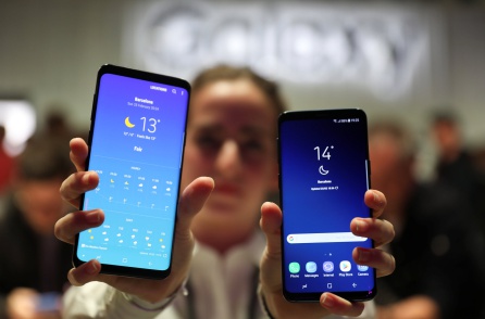 Una persona sostiene los nuevos Galaxy S9 (derecha) y Galaxy S9 Plus (izquierda) Una persona sostiene los nuevos Galaxy S9 (derecha) y Galaxy S9 Plus (izquierda)