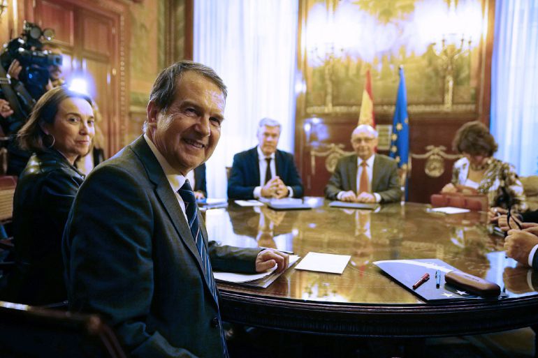 El presidente de la FEMP, Abel Caballero (i), durante la reunión que ha mantenido con el ministro de Hacienda, Cristóbal Montoro (2d-fondo) El presidente de la FEMP, Abel Caballero (i), durante la reunión que ha mantenido con el ministro de Hacienda, Cristóbal Montoro (2d-fondo)
