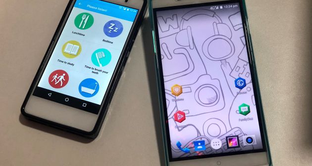 Dos teléfonos móviles de la compañía. Dos teléfonos móviles de la compañía.
