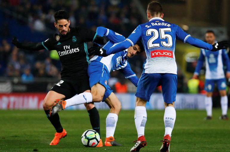 Isco lucha un balón con Gerard Moreno Isco lucha un balón con Gerard Moreno