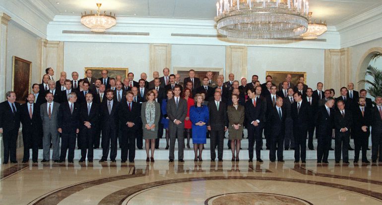 Fotografía de noviembre de 1995 de la familia real posando con los miembros del Gobierno, presidentes, autonómicos, representantes de altas instituciones del Estado, de los partidos políticos y otras personalidades. Fotografía de noviembre de 1995 de la familia real posando con los miembros del Gobierno, presidentes, autonómicos, representantes de altas instituciones del Estado, de los partidos políticos y otras personalidades.
