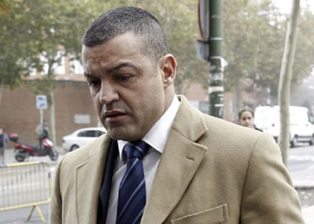 El empresario Miguel Ángel Flores, gerente de la empresa Diviertt, organizadora de la fiesta de Halloween en el Madrid Arena en la que murieron cuatro jóvenes en el Madrid Arena, llega a los juzgados de la Plaza de Castilla. El empresario Miguel Ángel Flores, gerente de la empresa Diviertt, organizadora de la fiesta de Halloween en el Madrid Arena en la que murieron cuatro jóvenes en el Madrid Arena, llega a los juzgados de la Plaza de Castilla.