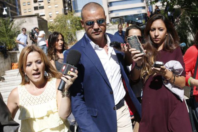 Flores a su salida de la Audiencia Provincial de Madrid tras ser condenado a cuatro años de cárcel por homicidio imprudente. Flores a su salida de la Audiencia Provincial de Madrid tras ser condenado a cuatro años de cárcel por homicidio imprudente.