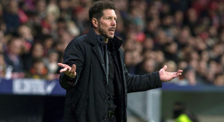 Simeone ordena a sus jugadores en el Wanda Simeone ordena a sus jugadores en el Wanda
