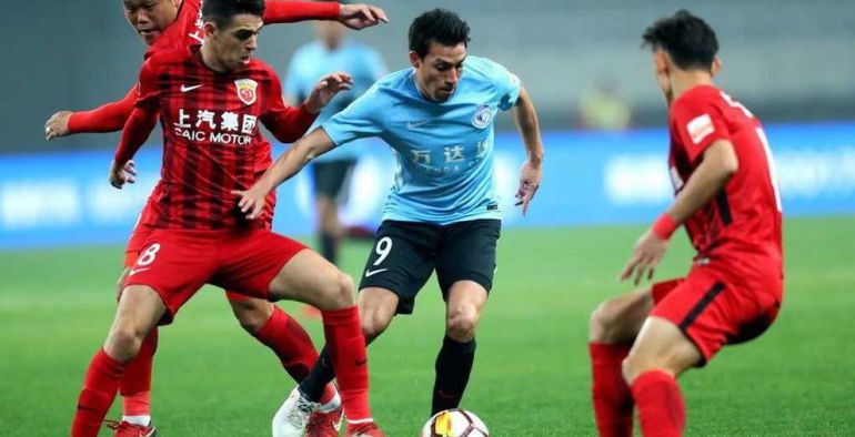 Gaitán intenta marcharse de un rival en su debut con el Dalian Yifang Gaitán intenta marcharse de un rival en su debut con el Dalian Yifang