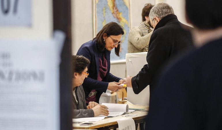 Un hombre deposita su voto en una urna durante las elecciones generales en Roma. Un hombre deposita su voto en una urna durante las elecciones generales en Roma.