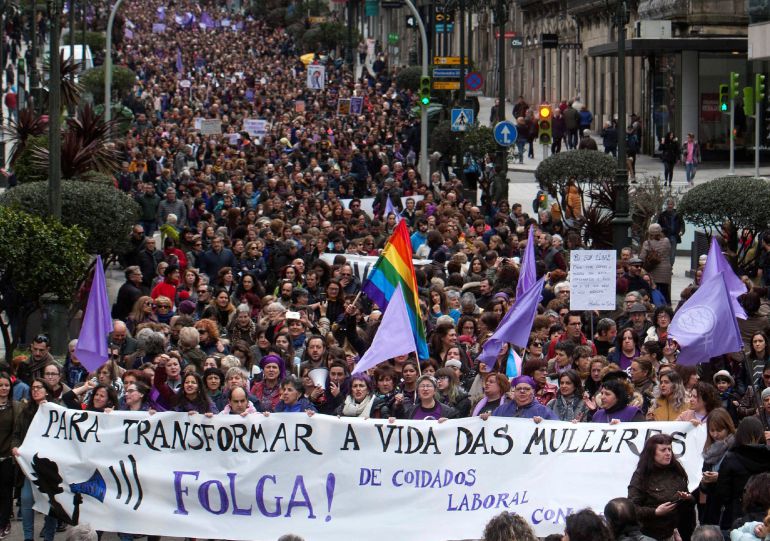 Varios miles de personas recorren el centro de Vigo, en una manifestación convocada por Asemblea Galegas 8M, para hacer visible la realidad de las mujeres en la vida personal y en el mercado laboral. Varios miles de personas recorren el centro de Vigo, en una manifestación convocada por Asemblea Galegas 8M, para hacer visible la realidad de las mujeres en la vida personal y en el mercado laboral.