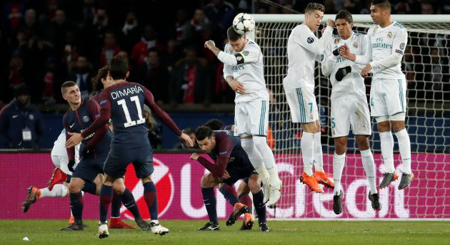 Mi María ejecuta una falta para el PSG. Mi María ejecuta una falta para el PSG.