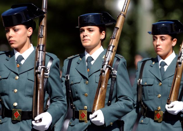 Tres agentes de la Guardia Civil. Tres agentes de la Guardia Civil.