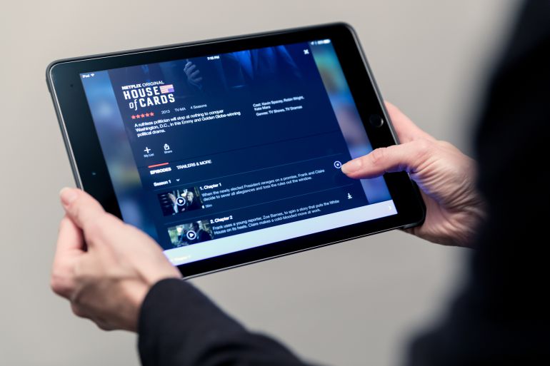 Una mujer sujeta una tableta conectada a Netflix para ver la serie 'House of cards' Una mujer sujeta una tableta conectada a Netflix para ver la serie 'House of cards'