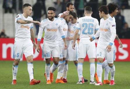 Dimitri Payet del Olympique celebra un gol con sus compañeros durante el partido de ida de octavos de final de la Liga Europea UEFA, entre el equipo francés Olympique de Marsella y el español Athletic Bilbao. Dimitri Payet del Olympique celebra un gol con sus compañeros durante el partido de ida de octavos de final de la Liga Europea UEFA, entre el equipo francés Olympique de Marsella y el español Athletic Bilbao.