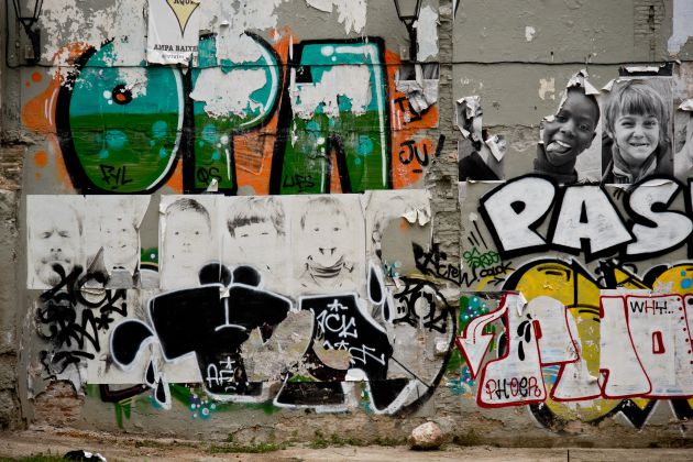 Restos de imágenes de niños de Barcelona colgados en el barrio gótico. Hace dos años, las familias de la escuela pública del barrio habían hecho un mural para exigir un patio de recreo. La presión del turismo y la reciente burbuja en el mercado de alquiler ha llevado a una expulsión gradual de los vecinos Restos de imágenes de niños de Barcelona colgados en el barrio gótico. Hace dos años, las familias de la escuela pública del barrio habían hecho un mural para exigir un patio de recreo. La presión del turismo y la reciente burbuja en el mercado de alquiler ha llevado a una expulsión gradual de los vecinos