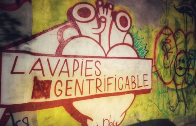 Imagen compartida por Cristina en su perfil de Twitter: "Con acierto, alguien corrigió este graffiti. Yo llegué a Madrid en 2006. Desde entonces he saltado de un piso a otro en la misma zona. 12 años después es imposible alquilar una casa en este barrio. Hoy es mi última noche. ¡Adiós, Lavapiés!" Imagen compartida por Cristina en su perfil de Twitter: "Con acierto, alguien corrigió este graffiti. Yo llegué a Madrid en 2006. Desde entonces he saltado de un piso a otro en la misma zona. 12 años después es imposible alquilar una casa en este barrio. Hoy es mi última noche. ¡Adiós, Lavapiés!"