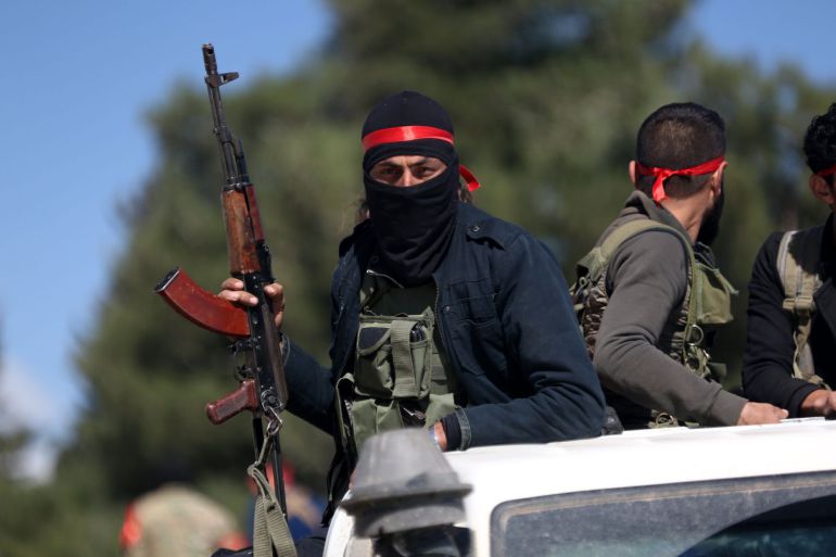 Soldados del Ejército Libre de Siria (ELS) se preparan para combatir en el pueblo de Kafr Jana, Afrin, Siria. Soldados del Ejército Libre de Siria (ELS) se preparan para combatir en el pueblo de Kafr Jana, Afrin, Siria.