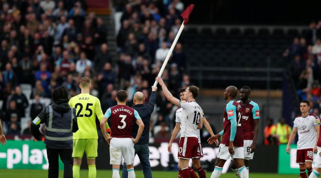 Un hincha radical del West Ham cogió un banderín de uno de los corners y se fue al centro del campo con él Un hincha radical del West Ham cogió un banderín de uno de los corners y se fue al centro del campo con él