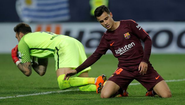 Roberto ataja un balón ante la presencia de Coutinho Roberto ataja un balón ante la presencia de Coutinho