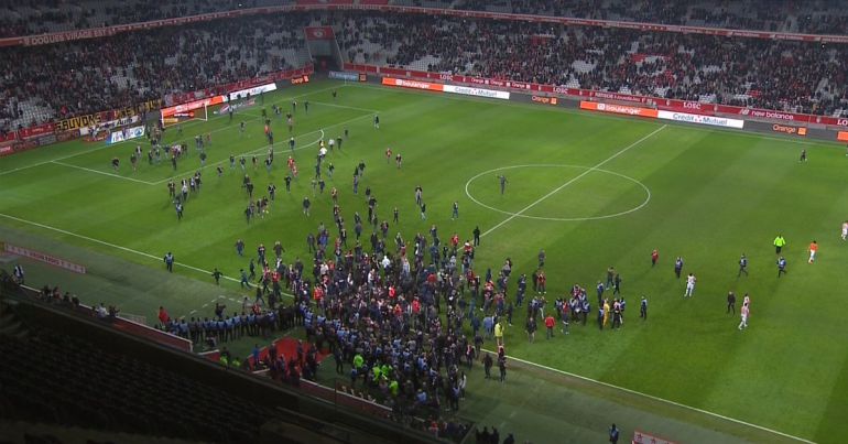 Imagen del cordón de seguridad que evitó mayores altercados en el partido entre el Lille y el Montpellier en Francia Imagen del cordón de seguridad que evitó mayores altercados en el partido entre el Lille y el Montpellier en Francia