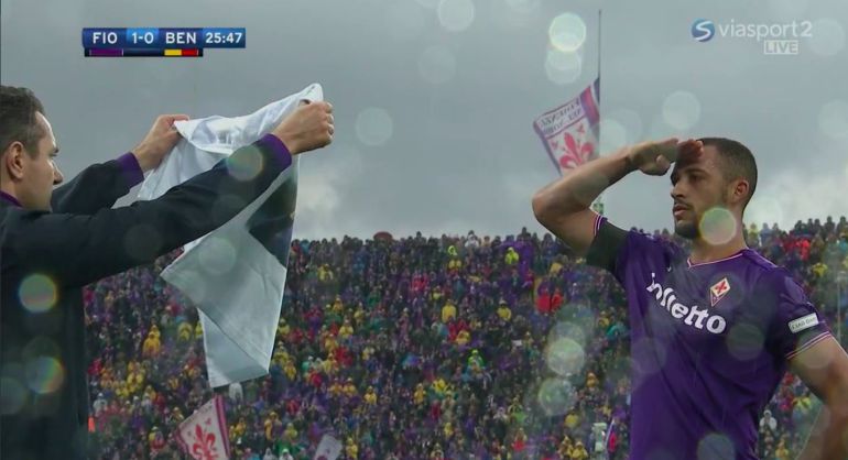 Víctor Hugo celebra su gol haciendo el gesto de saludo a un capitán frente a la camiseta del fallecido Davide Astori Víctor Hugo celebra su gol haciendo el gesto de saludo a un capitán frente a la camiseta del fallecido Davide Astori