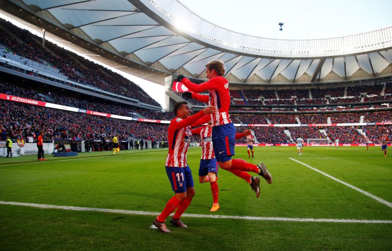 Griezmann celebran con Correa el gol de éste último al Celta Griezmann celebran con Correa el gol de éste último al Celta