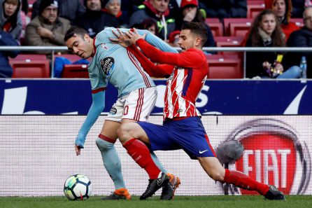 Iago Aspas y Lucas Hernández pugnan por un balón disputado. Iago Aspas y Lucas Hernández pugnan por un balón disputado.