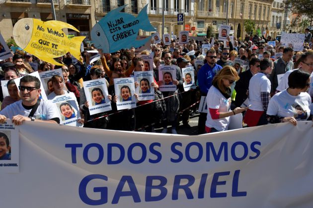 Miles de personas, algunas de ellas portando siluetas de "pescaitos" con mensajes dedicados a Gabriel, pidieron el regreso del menor desaparecido. Miles de personas, algunas de ellas portando siluetas de "pescaitos" con mensajes dedicados a Gabriel, pidieron el regreso del menor desaparecido.
