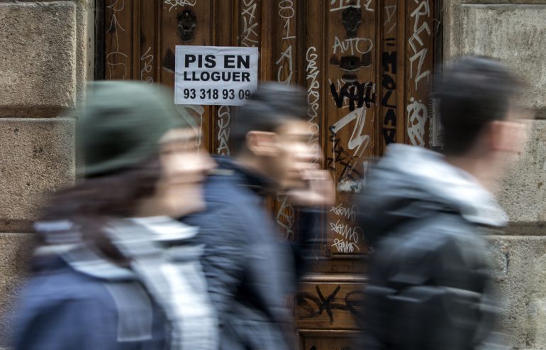 Anuncio de un piso en alquiler en una calle de Barcelona Anuncio de un piso en alquiler en una calle de Barcelona