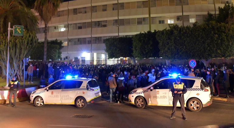 Cientos de personas se agolpan frente a la comandancia de la Guardia Civil de Almeria donde permanece detenida Ana Julia Quezada, la presunta autora de la muerte de Gabriel Cruz. Cientos de personas se agolpan frente a la comandancia de la Guardia Civil de Almeria donde permanece detenida Ana Julia Quezada, la presunta autora de la muerte de Gabriel Cruz.
