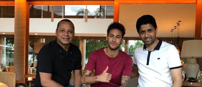 Neymar, entre su padre (izda.) y el propietario del PSG. Neymar, entre su padre (izda.) y el propietario del PSG.
