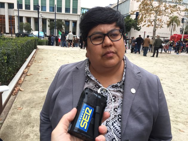 Georgette Gómez, regidora del Distrito 9 de San Diego, responde a las preguntas de la SER durante una protesta contra la visita de Donald Trump a la frontera. Georgette Gómez, regidora del Distrito 9 de San Diego, responde a las preguntas de la SER durante una protesta contra la visita de Donald Trump a la frontera.