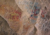 Los turistas destrozan con sus firmas pinturas milenarias en una cueva de Chile
