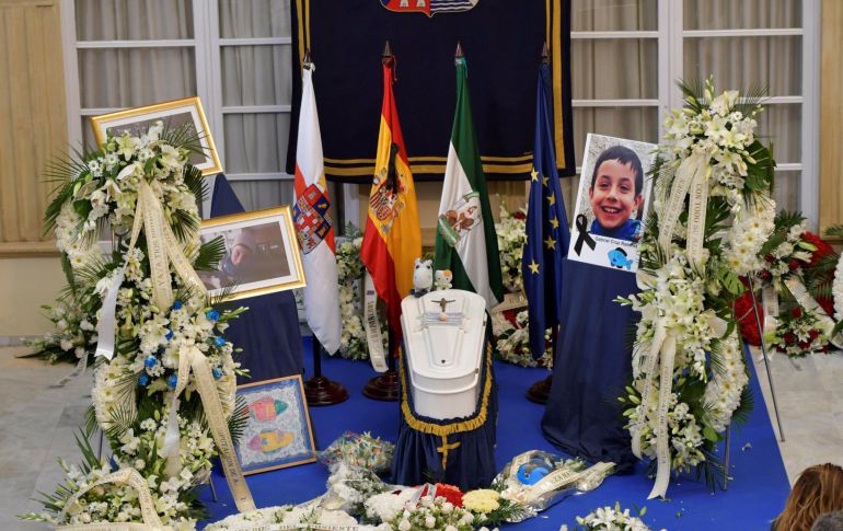 Ramos de flores junto al féretro en la capilla ardiente del niño Gabriel Cruz instalada el lunes en el Palacio Provincial de la Diputación de Almería Ramos de flores junto al féretro en la capilla ardiente del niño Gabriel Cruz instalada el lunes en el Palacio Provincial de la Diputación de Almería