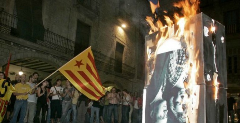 Imagen de la quema de una fotografía de los reyes en Girona en 2007 Imagen de la quema de una fotografía de los reyes en Girona en 2007
