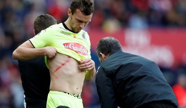 Romain Thomas chequea su tórax tras ser pisado por Thiago Motta Romain Thomas chequea su tórax tras ser pisado por Thiago Motta