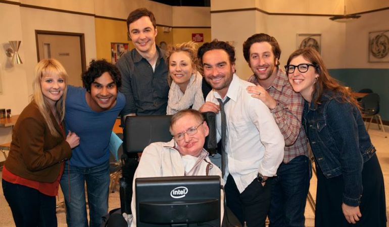 El elenco junto al físico. El elenco junto al físico.