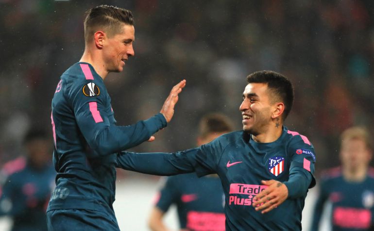 El delantero del Atlético de Madrid, Fernando Torres, celebra con su compañero Ángel Correa. El delantero del Atlético de Madrid, Fernando Torres, celebra con su compañero Ángel Correa.