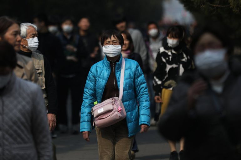 Varios turistas se protegen con mascarillas mientras visitan Pekín (China) porque las autoridades de esta ciudad han emitido una alerta naranja, la segunda más alta, debido a los altos niveles de contaminación del aire.
Varios turistas se protegen con mascarillas mientras visitan Pekín (China) porque las autoridades de esta ciudad han emitido una alerta naranja, la segunda más alta, debido a los altos niveles de contaminación del aire.